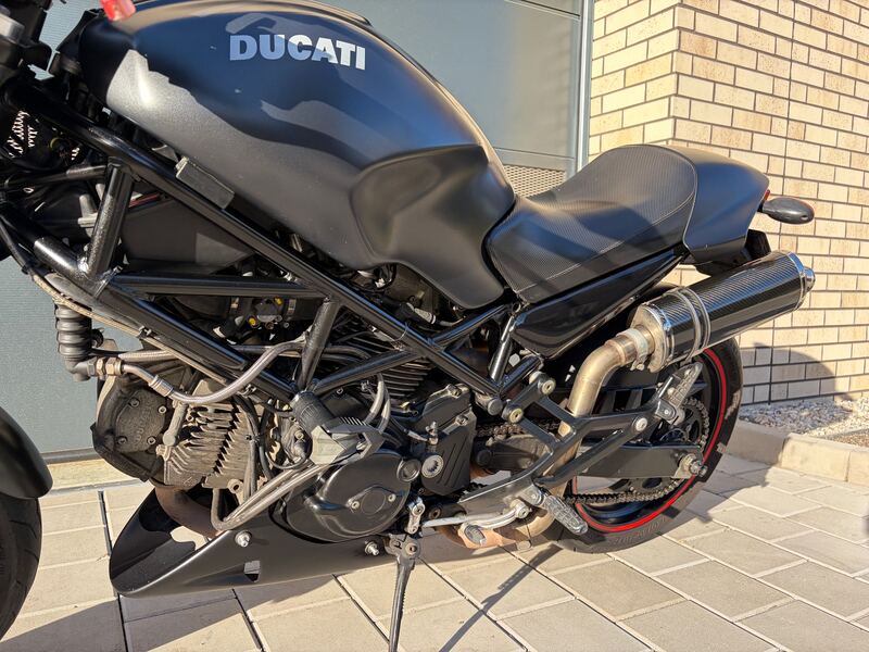 Detail motoru, rámu a nádrže