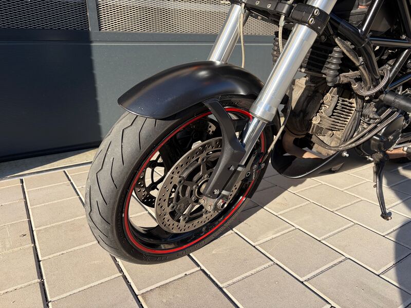 Detail předního kola a brzd