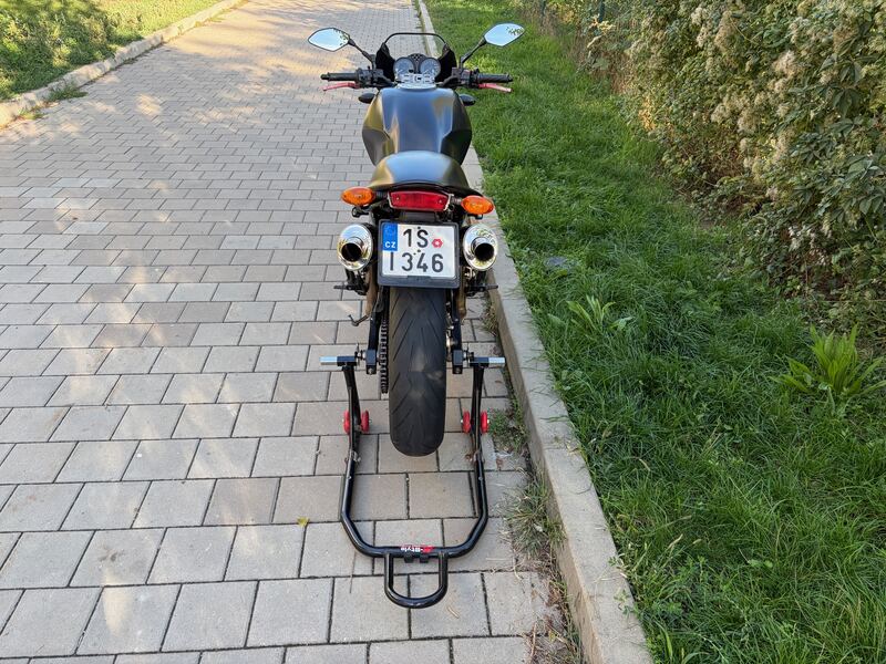 Pohled zezadu na stojanu